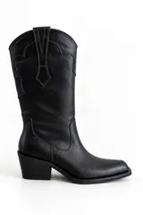 Bota texana de caña alta color negro, confeccionada en 100% cuero vacuno, con costuras decorativas en contraste y taco cuadrado de madera.