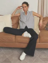 Pantalón wide leg color beige de tiro alto con cintura elastizada y costura central pespuntada a lo largo de la pierna.