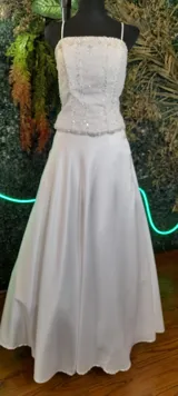 Vestido largo de fiesta blanco, con top de tul bordado con lentejuelas y falda de tul con brillos.