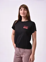 Remera verde militar con cuello redondo y estampado frontal con la frase "Do Not Disturb" en letras blancas.