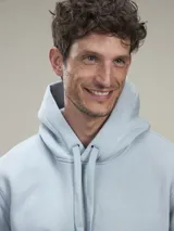 Buzo tipo hoodie de color celeste, confeccionado en tejido fleece, con capucha ajustable mediante cordones y bolsillo frontal tipo canguro.