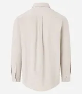 Camisa de hombre confeccionada en terciopelo de algodón, con cuello clásico, cierre frontal de botones y dos bolsillos con solapa en el pecho. Presenta un corte regular y mangas largas con puños abotonados.