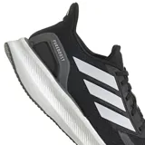 Championes de running adidas Pureboost 5, color negro con detalles en blanco y gris. Presentan una parte superior de malla técnica transpirable, mediasuela con tecnología Light Boost para mayor retorno de energía y refuerzo en el talón con la inscripción Pureboost.