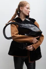 Bolso shopper de cuero azul con textura crocco, manijas largas marrones y costuras artesanales visibles en los bordes.