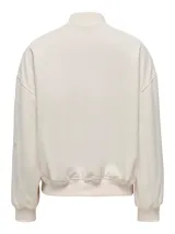 Campera bomber corta color blanco hueso (Pumice Stone) con cuello alto, cierre frontal y hombros caídos. Presenta un bolsillo con cierre en una de las mangas.