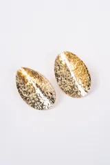 Aros de diseño ovalado con superficie texturizada y acabado en tono dorado brillante.