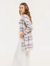 Camisa oversize con cuello mao, puño grueso y frunces en la espalda. Diseño a rayas horizontales azules y beige.