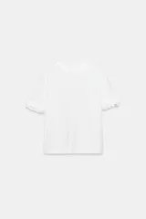 Camiseta de cuello redondo confeccionada en algodón, con mangas cortas decoradas con volantes en el mismo tejido y bajo recto.