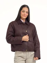 Campera de algodón encerado color bordó, con cuello de pana al tono, cierre frontal con botones a presión metálicos y bolsillos frontales con solapa.