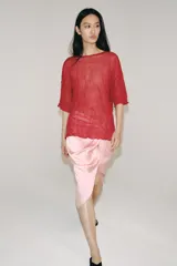 Top rojo de punto con textura efecto arrugado, cuello redondo y mangas cortas holgadas.