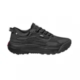 Championes Vans modelo MTE Crosspath, de diseño técnico y robusto en color negro. Presentan una suela de plataforma con relieve para mayor tracción, cuerpo de material sintético y textil, y detalles de la marca en el lateral y la lengüeta.