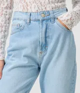 Pantalón mom jeans de tiro alto y corte holgado en color azul, con cierre frontal de cremallera y botón, trabillas para cinturón y bolsillos delanteros y traseros.