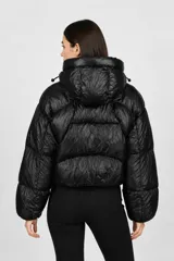 Campera puffer corta de color negro, con acabado brillante, capucha ajustable con cordones, cierre frontal y bolsillos laterales con cierre.