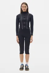 Calza capri negra de tiro alto con protección UV factor 50 y detalle de línea blanca en los laterales.