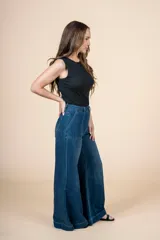 Pantalón de jean azul de tiro alto, corte recto y pierna ancha.