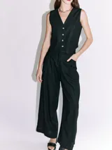 Pantalón de lino color naranja, de tiro alto y corte wide leg.