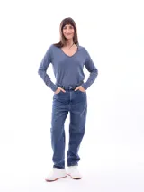 Remera de manga larga con cuello en V, confeccionada en tejido de algodón suave y ligero, con un corte clásico y versátil.