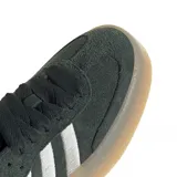 Championes Adidas modelo Sambae, de diseño urbano con capellada de gamuza en tono gris oscuro, icónicas tres tiras laterales en color blanco y suela de plataforma de goma en tono caramelo.