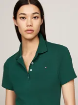 Chomba verde de piqué de algodón orgánico elástico, corte slim, cuello clásico y cartera de cuatro botones.