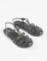 Sandalia tipo cangrejera de PVC color rojo, con diseño de tiras entrelazadas y cierre de hebilla en el tobillo.