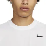 Remera Nike de hombre, color azul marino, de corte clásico y mangas cortas. Cuenta con tecnología Dri-FIT y logo de la marca estampado en el pecho.