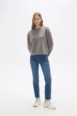 Pantalón de jean azul de tiro alto, corte skinny y cinco bolsillos.