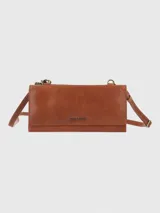 Billetera tipo sobre de cuero natural color suela, con solapa de cierre imantado y logo de la marca grabado. Incluye compartimentos internos para tarjetas y billetes, bolsillo con cierre y correa extraíble para usar como cartera cruzada.