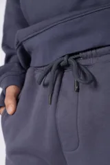 Pantalón de jogging de corte recto y fit relajado, confeccionado en tejido de algodón de color gris azulado. Presenta una caída amplia, cintura elástica y un pequeño logo bordado en la parte superior del muslo.