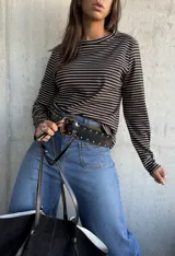 Remera de manga larga con cuello redondo, confeccionada en tejido de algodón con diseño de rayas horizontales finas en color negro y beige.