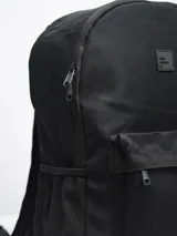 Mochila Forum Active con estampado tie-dye en blanco y negro, con un compartimento principal grande con cierre, un compartimento frontal pequeño con cierre y un bolsillo lateral abierto con elástico.