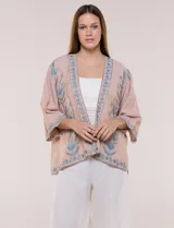 Cardigan tipo kimono color rosado, de corte amplio y fluido, con mangas amplias de longitud media y delicados bordados florales en tono azul en los bordes, mangas y frente.