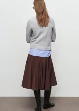 Jersey de punto de cuello redondo y manga larga, con diseño recto y tejido de punto medio.