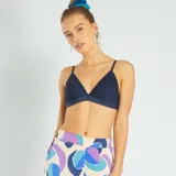 Sujetador de triángulo color azul marino, con copas de encaje floral y tirantes finos ajustables.