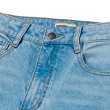 Jeans de corte wide leg en denim color celeste claro con efecto lavado. Presenta diseño clásico de cinco bolsillos, cierre con cremallera y botón metálico, con detalles de marca en remaches y parches.