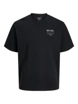 Remera básica de manga corta y color negro, con cuello redondo y diseño clásico para uso diario. Presenta un pequeño estampado tipográfico en el pecho.