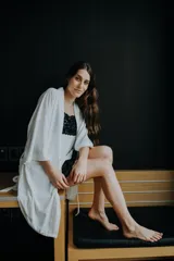 Camisón corto gris con puntilla blanca en escote y ruedo, de breteles finos.