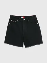 Shorts de jean negros de tiro alto con cierre de cremallera y botón, cinco bolsillos y bajos desflecados.