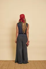 Pantalón de lino evasé súper amplio, color gris oscuro, con cintura estilo puño y bolsillos laterales.