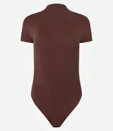 Body de poliamida color marrón, de diseño ajustado al cuerpo, con cuello medio y mangas cortas.