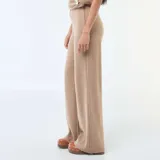 Pantalón wide leg de punto suave color beige, con cintura elástica y diseño fluido.