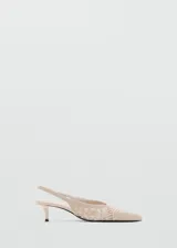 Zapato destalonado color beige, con diseño trenzado, punta fina y tacón kitten.