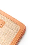 Billetera Extra Large modelo Joan de diseño rectangular, combinando cuerpo con textura tramada tipo sintética y detalles en material sintético tostado. Cuenta con cierre perimetral y aplique frontal con el logo de la marca grabado.