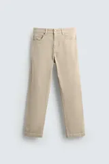 Pantalón de corte recto confeccionado en tejido de algodón con elasticidad. Presenta diseño de cinco bolsillos, cierre frontal con cremallera y botón.