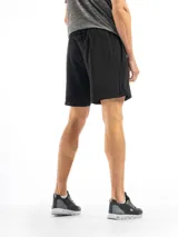 Short deportivo corto de color negro, confeccionado en tejido técnico de poliéster. Cuenta con cintura elástica, bolsillos laterales y pequeño logo estampado en la pierna.