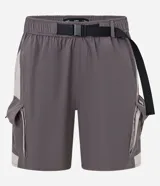 Bermuda baggy de hombre color gris, con cintura elástica, cinturón ajustable incorporado, recortes contrastantes y bolsillos cargo laterales.