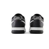 Championes urbanos New Balance modelo BB 480 LBA, color beige y blanco, con logo "N" característico en los laterales y suela de goma.