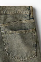Pantalón de jean de corte holgado, color verde oliva con efecto desgastado.