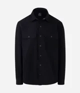 Camisa manga larga de sarga en color verde militar, con cuello inglés, cierre frontal de botones negros y dos bolsillos con solapa en el pecho.
