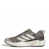 Championes deportivos Adidas modelo Rapidmove Go Trainer, con diseño de estampado animal print en tonos beige y gris. Presentan las icónicas tres bandas laterales en color blanco, suela de goma con relieve y refuerzos en la puntera y talón.