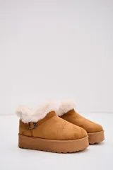 Bota corta tipo moon boot color camel, con plataforma plana y detalle de piel sintética en el borde superior. Incluye una tira decorativa con hebilla metálica en el lateral.